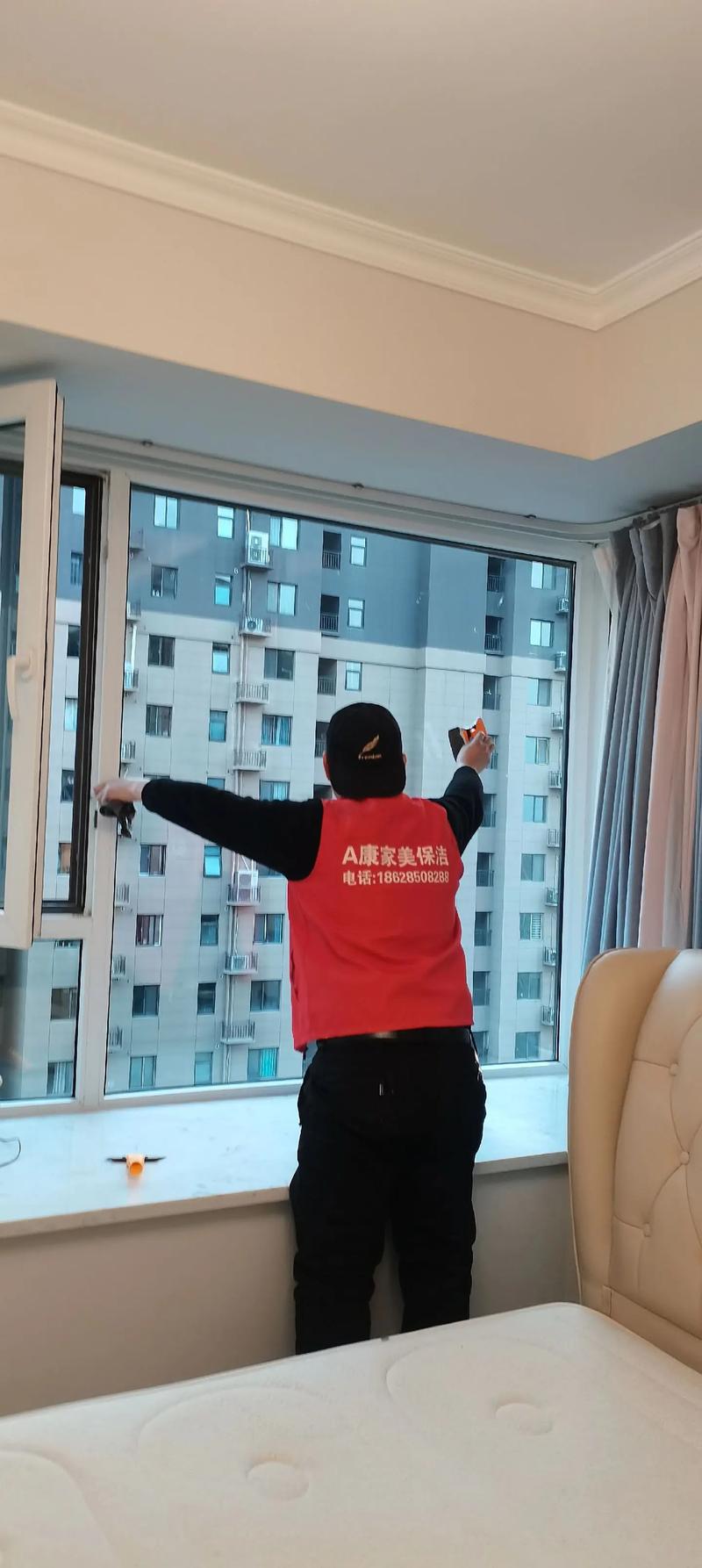 有需要保洁的,擦玻璃,各种家电清洗,提前预约18628508