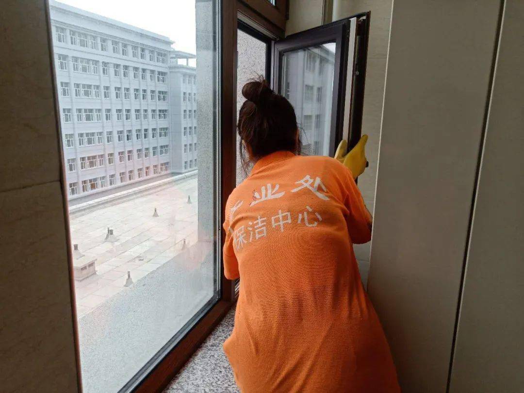 哈尔滨师范大学丨产业处保洁中心落实"洁净师大行动计划"在行动
